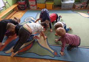 Dzieci robią tunel.